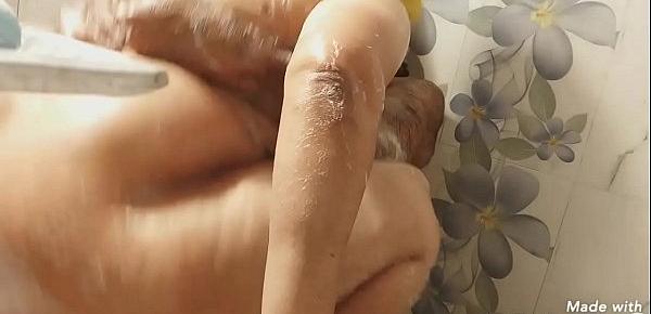 Big-boobs wife mashed her hubby with her boobs shampoo and then climbed over the hubby to quench her thirst and reminded the hubby to mom and cumed her mouth of blowjob (clear audio)